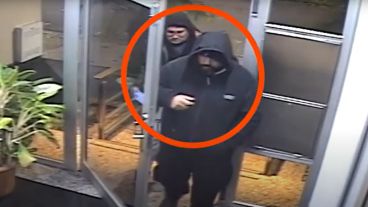 El registro fílmico de los dos ladrones. El primero en ingresar fue detenido.