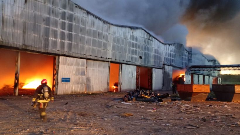 La planta de compostaje se prendió fuego esta mañana (@Radio2)