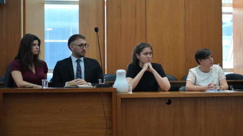 Erika Paris, la hija de María de los Ángeles mientras esucha el veredicto.