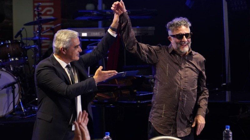 El rector Franco Bartolacci junto a Fito Páez este viernes en el Espacio Cultural Universitario.