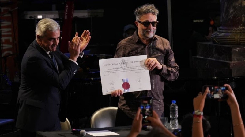 Fito Páez recibió el título Doctor Honoris Causa de la UNR.