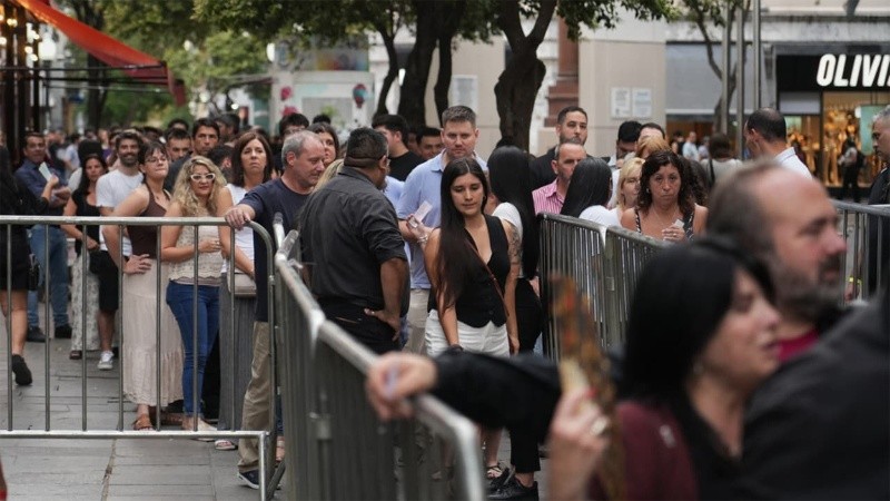 La gente esperó a pesar de que la tarde se prestaba para que 