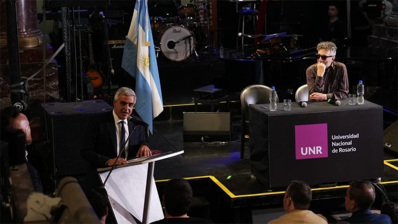 Bartolacci y un emotivo discurso en honor de su admiración por Rodolfo Páez (Alan Monzón/Rosario3). 