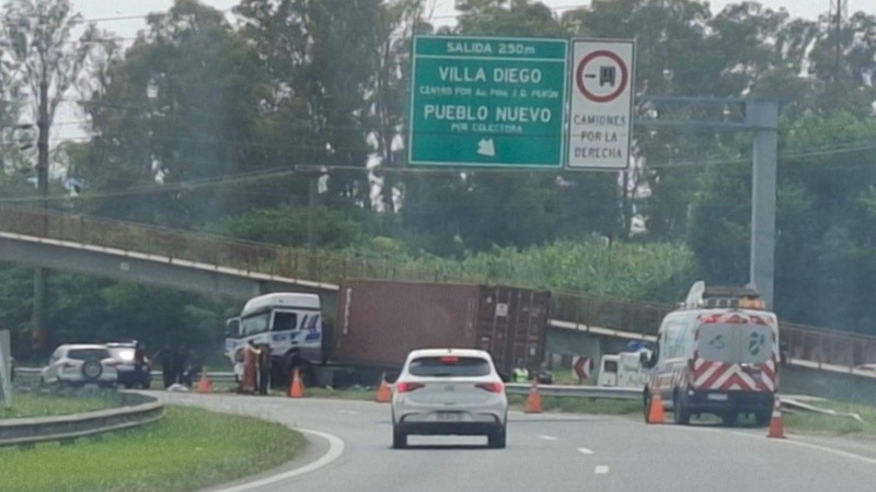 Vialidad trabajando en el lugar del siniestro.