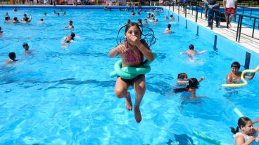 Las piletas recreativas funcionarán de martes a domingo, de 14 a 20, en nueve polideportivos.