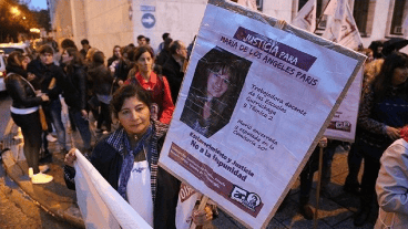 Los docentes acompañaron el reclamo de justicia en el caso de la bibliotecaria muerta en una comisaría.