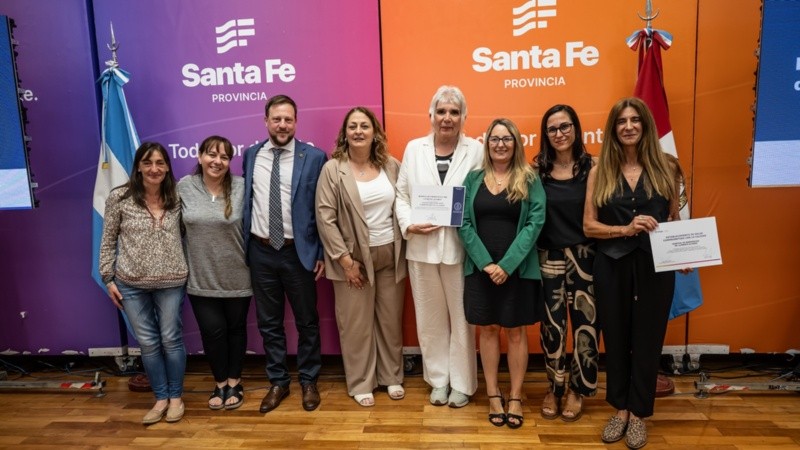 Las autoridades recibiendo el reconocimiento en sede de Gobernación.