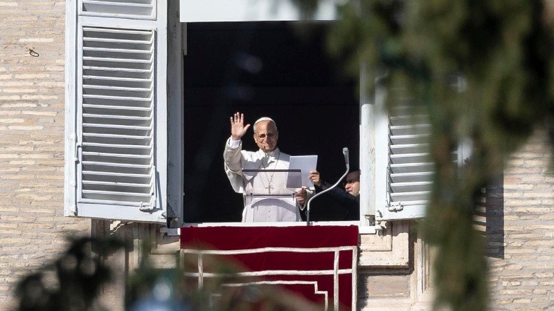 El Papa León XIV lideró el rezo del Ángelus desde la ventana de su oficina en la plaza de San Pedro en Ciudad del Vaticano (EFE)