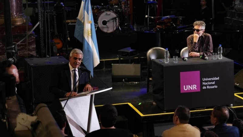 Fito Páez recibió el Honoris Causa de la UNR.