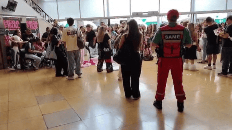 Varias ambulancias de Same atendieron a las personas que se descompensaron dentro del teatro.