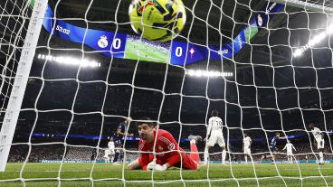 Courtois sufre el primer gol: un taconazo lo sorprendió.