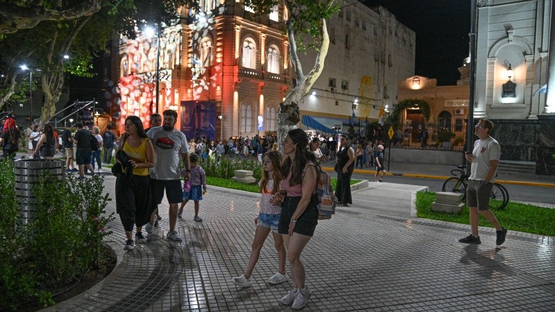 Así quedó la renovada plaza 25 de Mayo