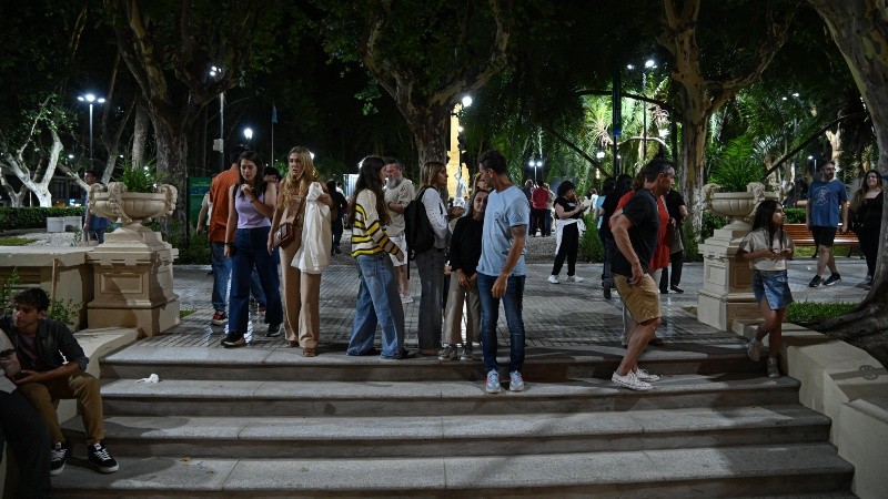 Las escalinatas de ingreso a la plaza por la esquina de Buenos Aires y Santa Fe.
