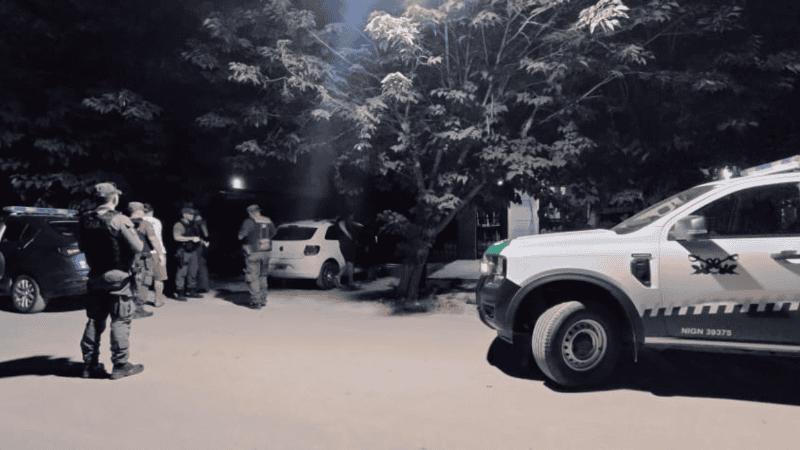 Los agentes de Gendarmería durante el procedimiento.