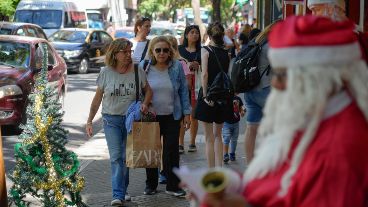 Los comercias de calle San Luis esperan un repunte en el consumo este diciembre.