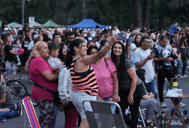 &nbsp;La familia rosarina se reunió en torno al árbol de la ciudad (Alan Monzón/Rosario3).