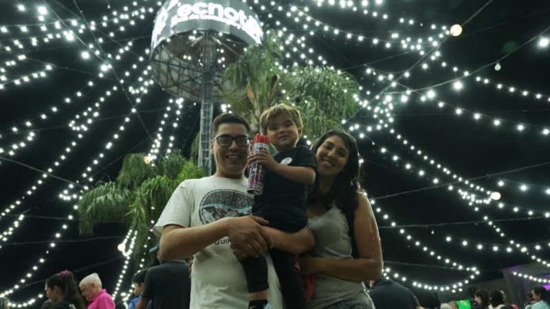 La familia reunida en torno al arbolito.