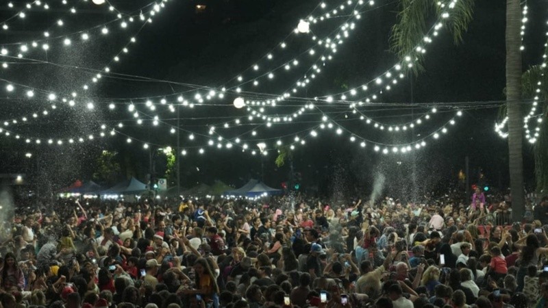 Masiva reunión debajo del árbol de luces.