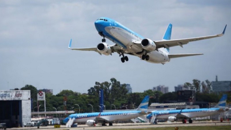Aerolíneas Argentina eliminó el equipaje de mano gratuito en su tarifa base de vuelos nacionales.