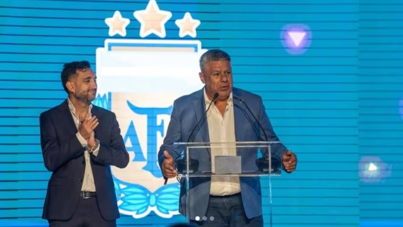 Ariel Vallejo (izquierda) junto a Claudio Tapia, el presidente de la AFA. Ariel Vallejo (izquierda) junto a Claudio Tapia, el presidente de la AFA.