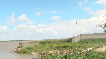 El sector costero de Villa Gobernador Gálvez donde hallaron el cuerpo flotando en el río.