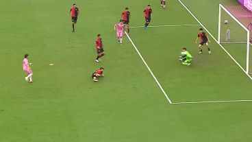 El equipo rosarino sufrió una goleada en el debut, con Messi en las tribunas (Espn).