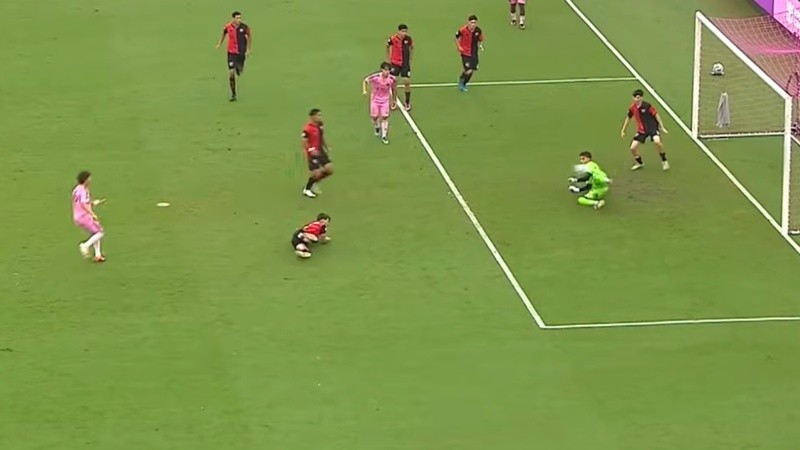 El equipo rosarino sufrió una goleada en el debut, con Messi en las tribunas (Espn).