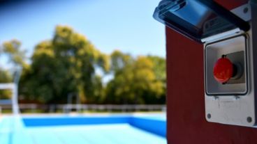 Las piletas municipales incorporan un botón de emergencia.