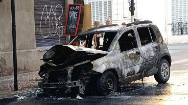 Los bomberos trabajaron sobre el coche incinerado (Rosario3).