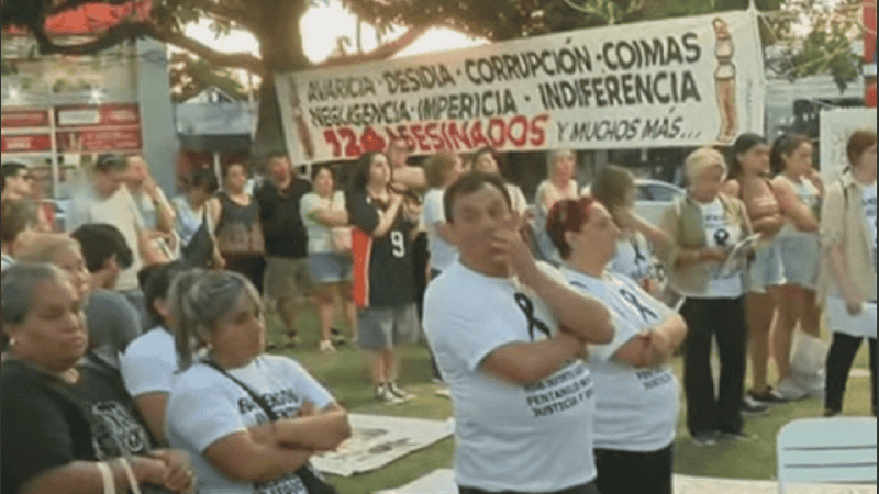 Los familiares de víctimas se manifestaron en la localidad vecina en reclamo de esclarecimiento de los casos y justicia.