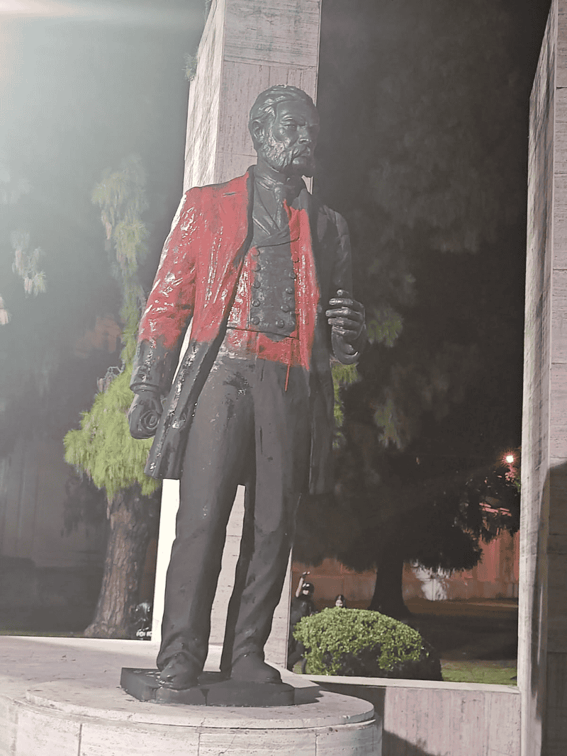 Vandalizaron la estatua en Lagos y Pellegrini. 
