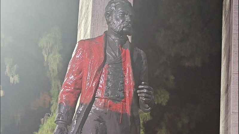 Así quedó la escultura del político tras ser vandlizada.