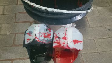 Los potes de pintura que tenía el aprehendido.