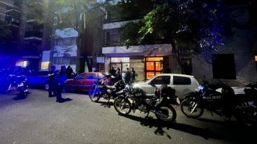 El ladrón usó una barreta para dañar la reja y romper el vidrio del local.