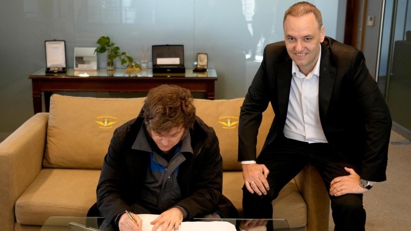 Milei junto a Adorni al momento de la firma.