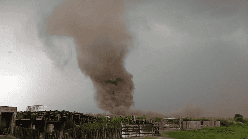 Un remolino de viento similar a un tornado en Carcarañá.
