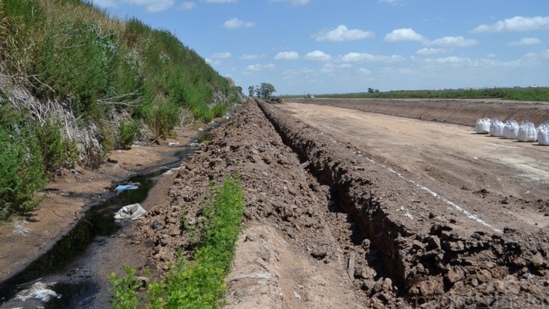 El Taller Ecologista detectó hace meses contaminación en líquidos sobre canales lindantes al predio que ahora están secos.