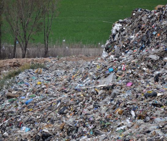 El relleno sanitario de Ricardone con montañas de basura rosarina.