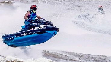 El piloto rosarino Leo Morelli en acción en las turbulentas aguas rioplatenses