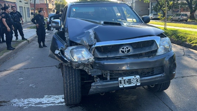 Así quedó la camioneta tras el choque en zona sur.