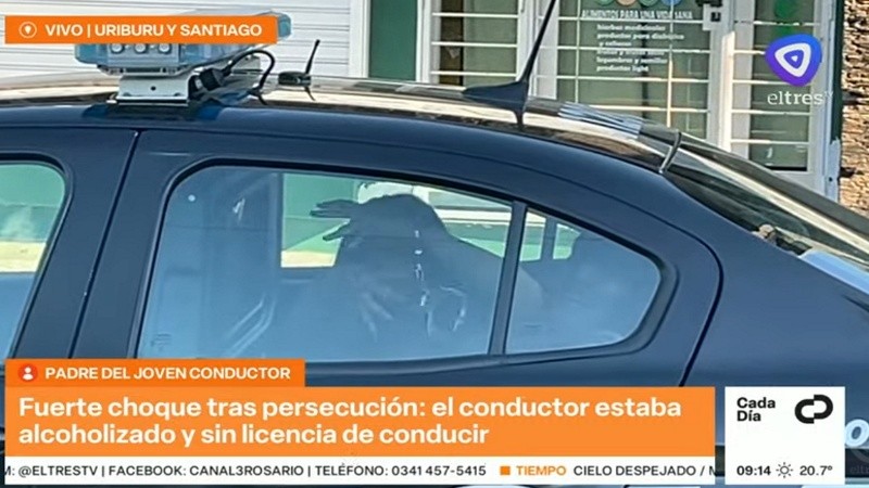Las chicas muestran las esposas a la cámata de El Tres. 