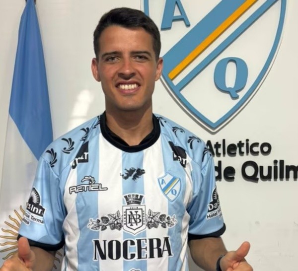Alexis Zárate posó con la camiseta de Argentino de Quilmes, su nuevo club.