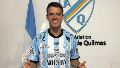 Alexis Zárate posó con la camiseta de Argentino de Quilmes, su nuevo club.