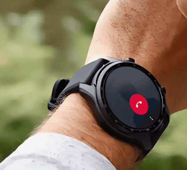 El padre de la menor hablaba por teléfono con la menor a través de un smartwatch.