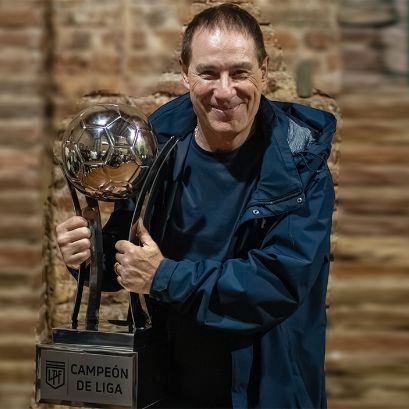 Holan con el trofeo que la AFA le otorgó a Central una vez que terminó la etapa regular del Clausura.