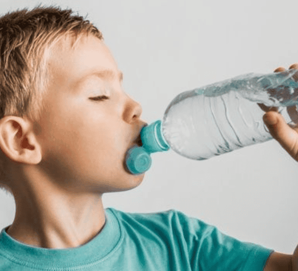 Campaña para fomentar el consumo de agua potable como opción saludable y accesible.