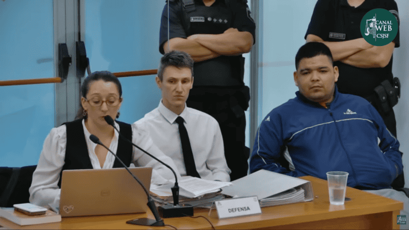 Martínez, de campera azul, y los defensores públicos.