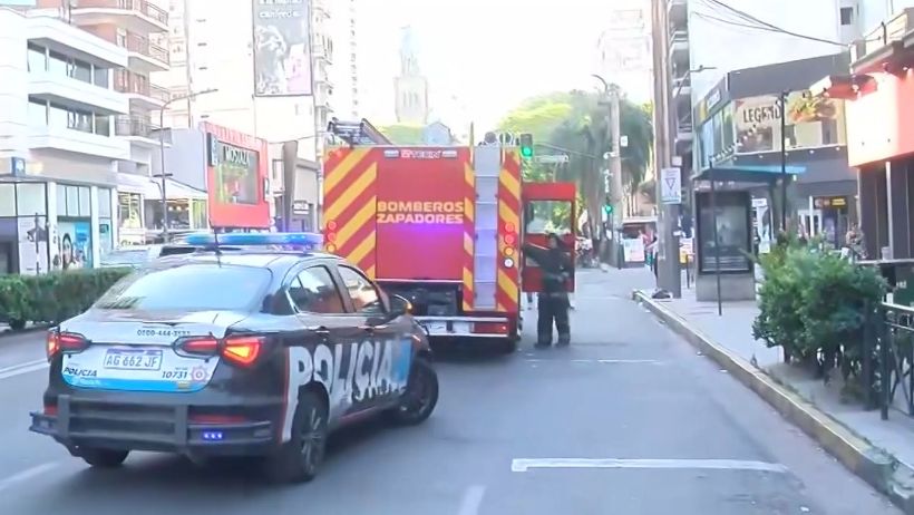 Susto y mucho humo por un incendio en la cocina de una hamburguesería de avenida Pellegrini.
