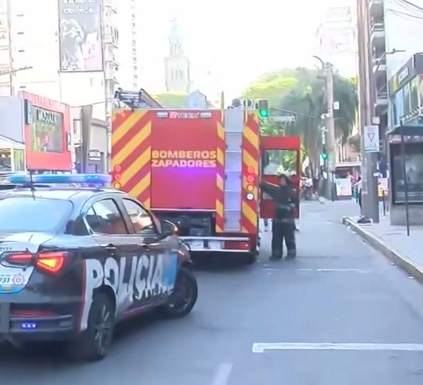 Susto y mucho humo por un incendio en la cocina de una hamburguesería de avenida Pellegrini.