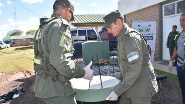 La droga estaba escondida dentro de las mesas.